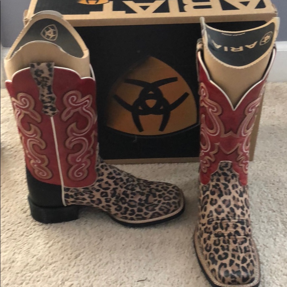 EUC Ariat women’s cowboy boots. Worn once size 7.